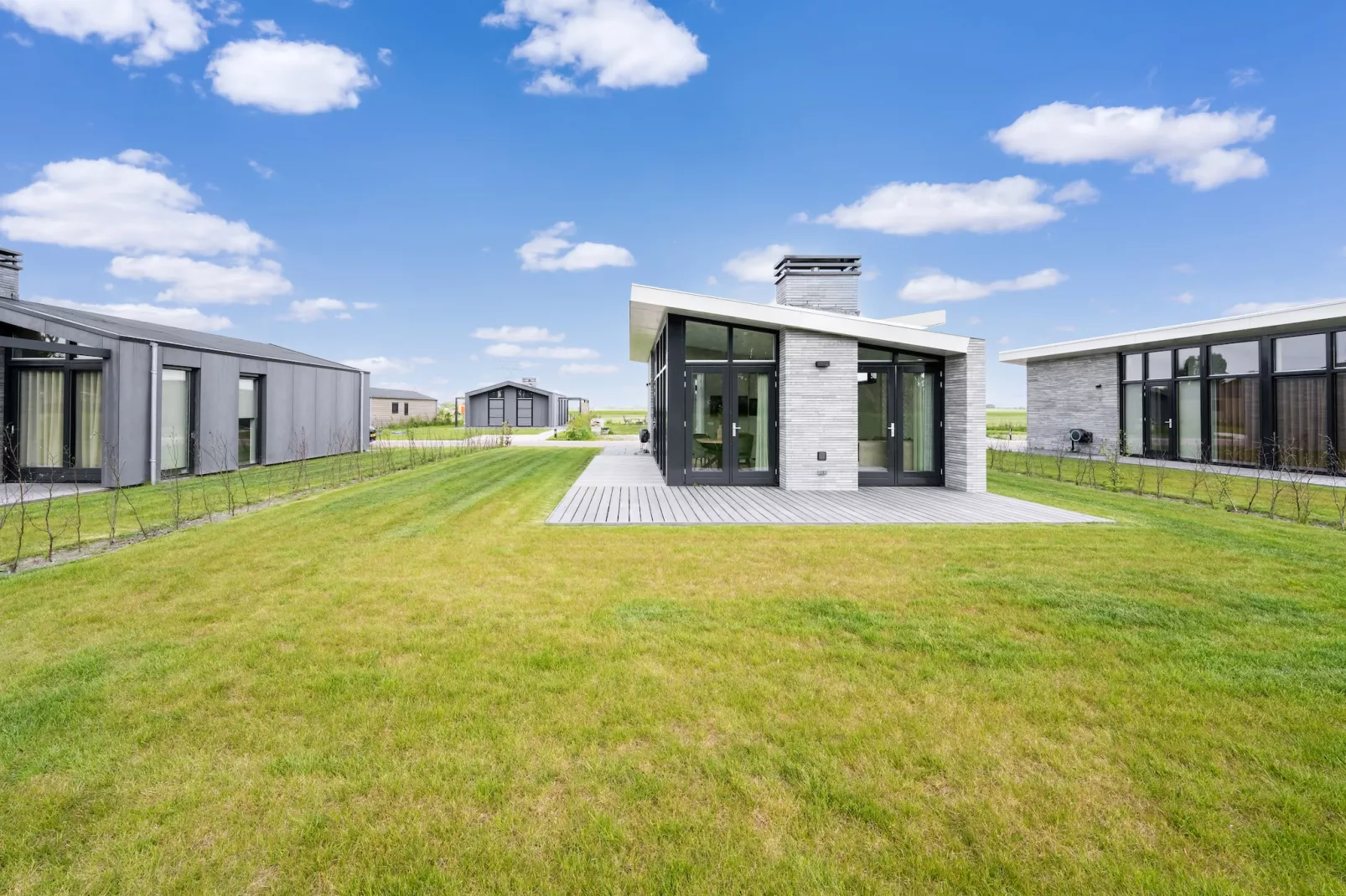 Polder-Exterior summer