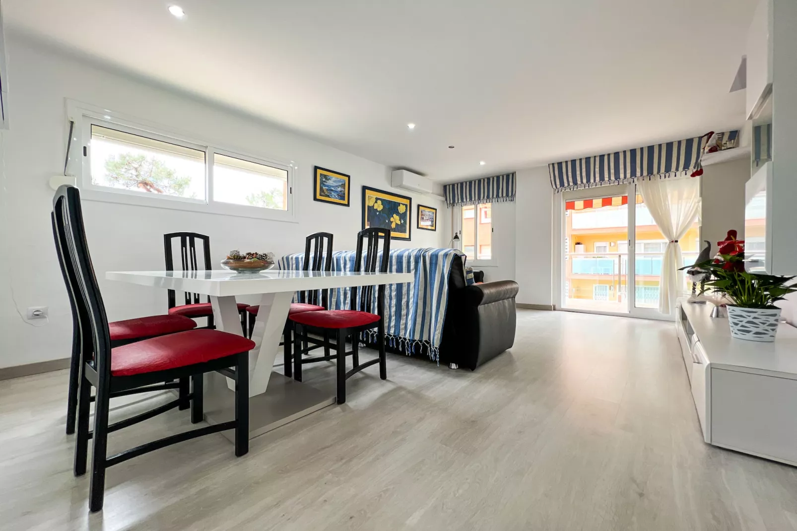Vivalidays Lora - Santa Susanna-Dining room