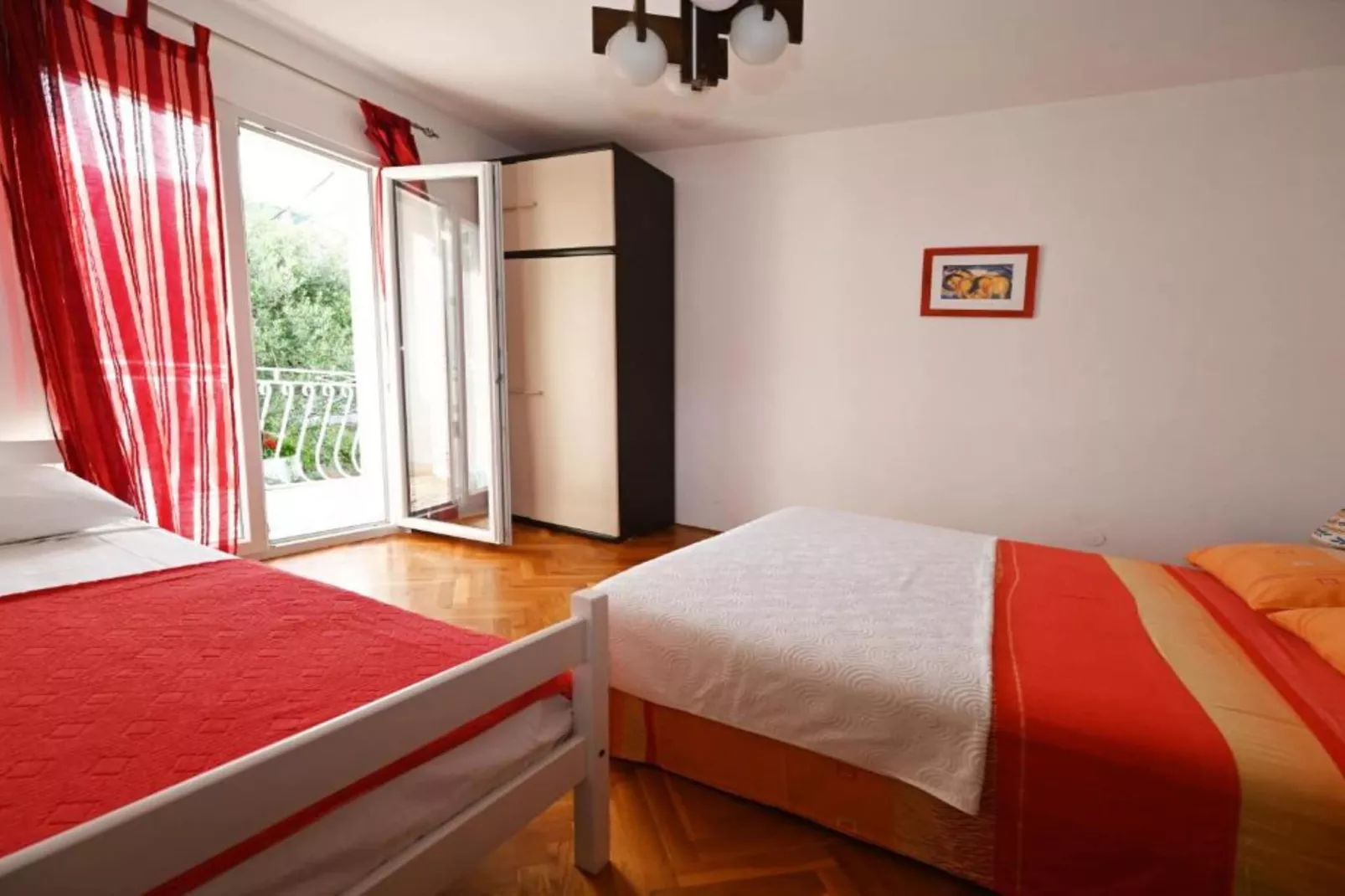 Apartments Mihovilović - 50 m from beach - Two Bedroom Apartment with Balcony and Sea View (A2)-Chambre