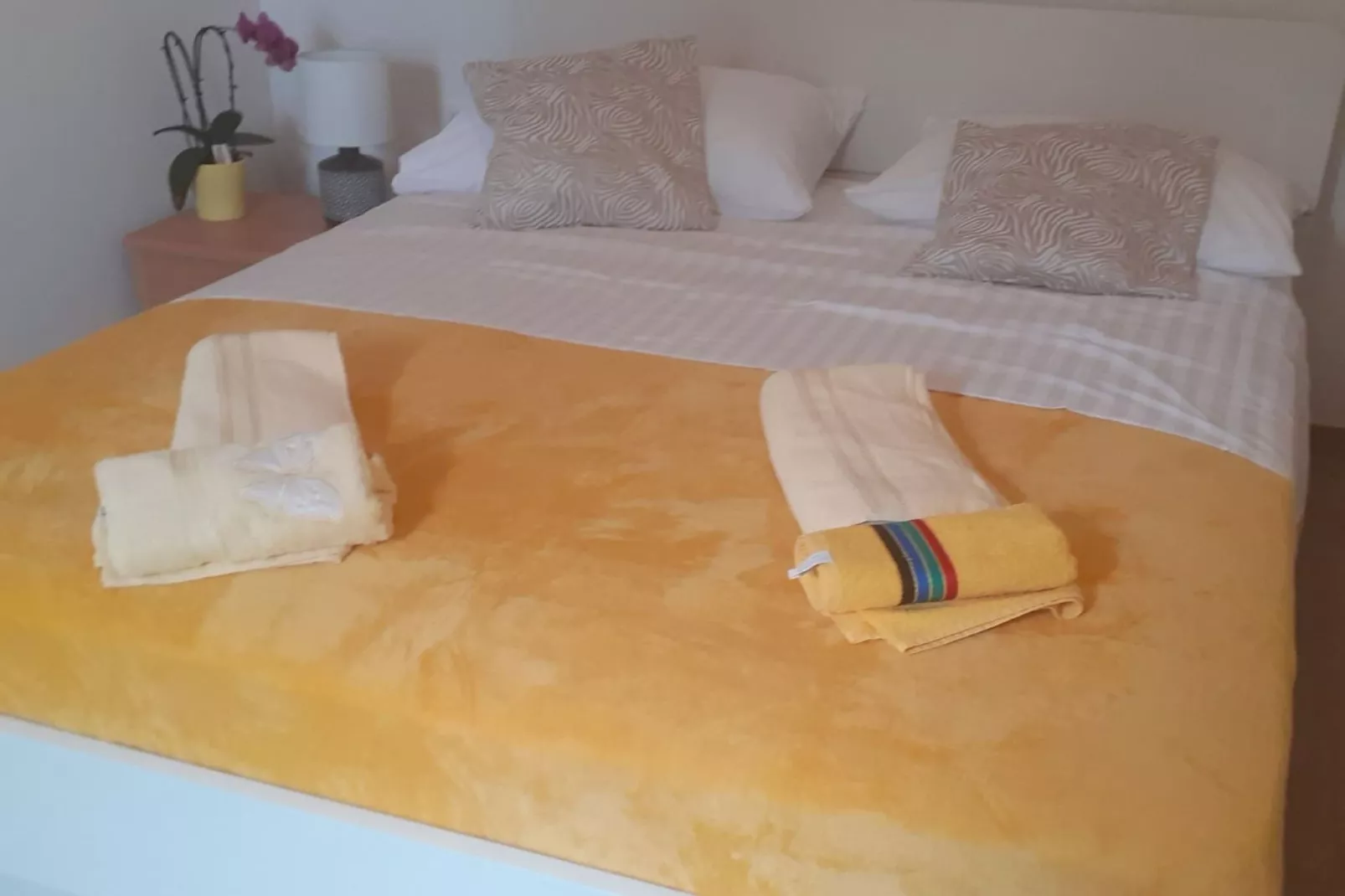 Two Bedroom Apartment with Sea View-Schlafzimmer