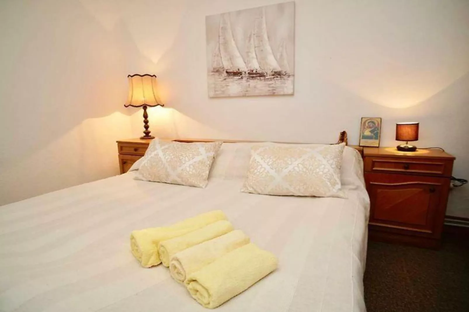 Three Bedroom Apartment with Terrace-Chambre