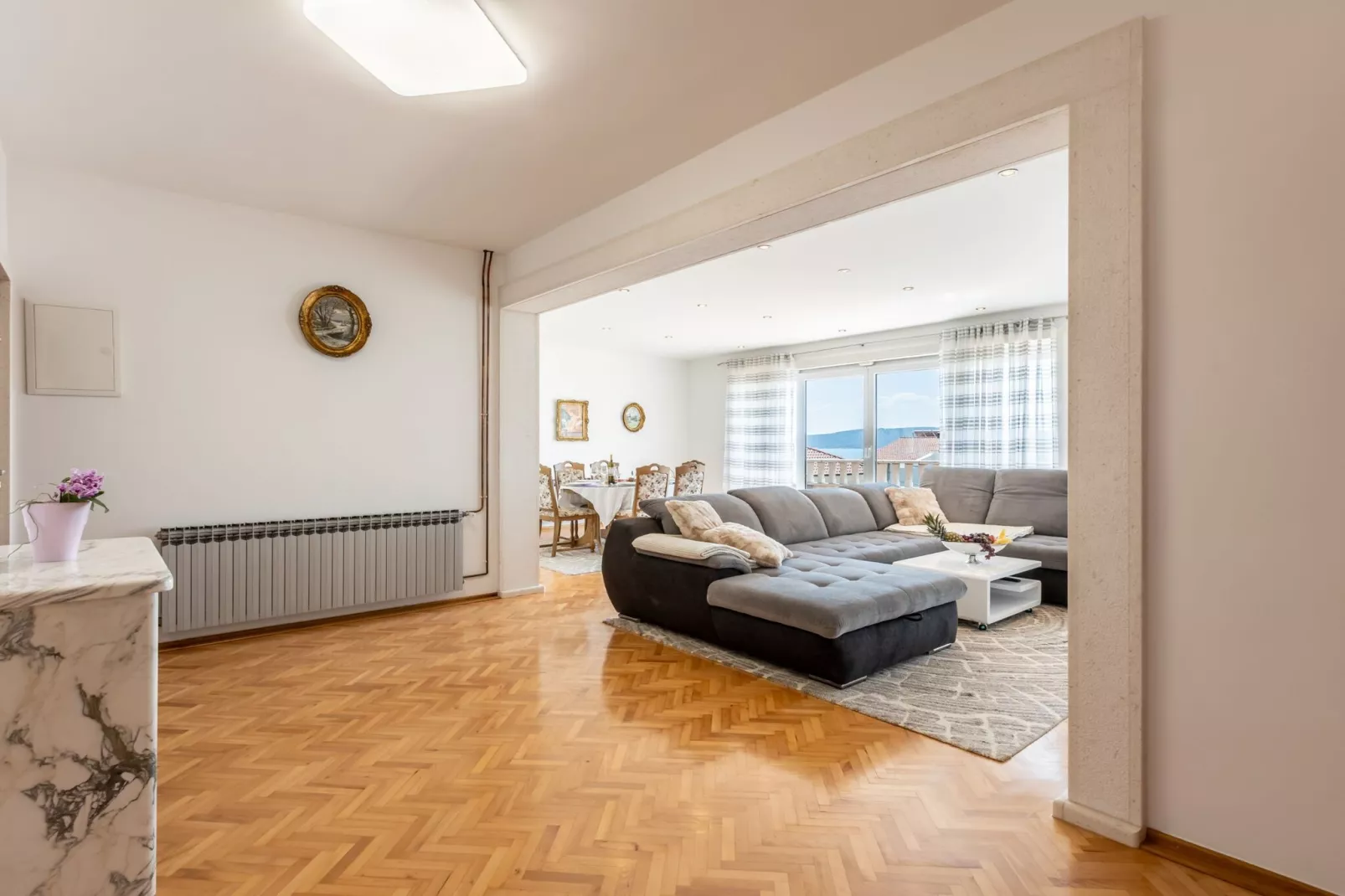 Apartment Merita - Two Bedroom Apartment with Balcony-Wohnzimmer