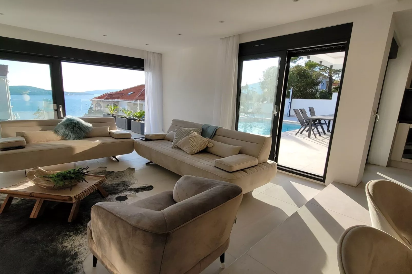 Villa Oasis - Five Bedroom Villa with Private Pool-Living room