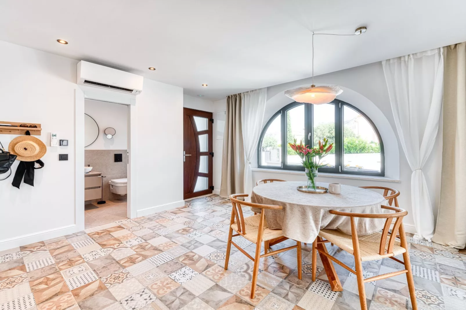 Luxury SPA B.one Apartment - Two Bedroom Apartment with Private Pool and Hot Tub-Salle à manger