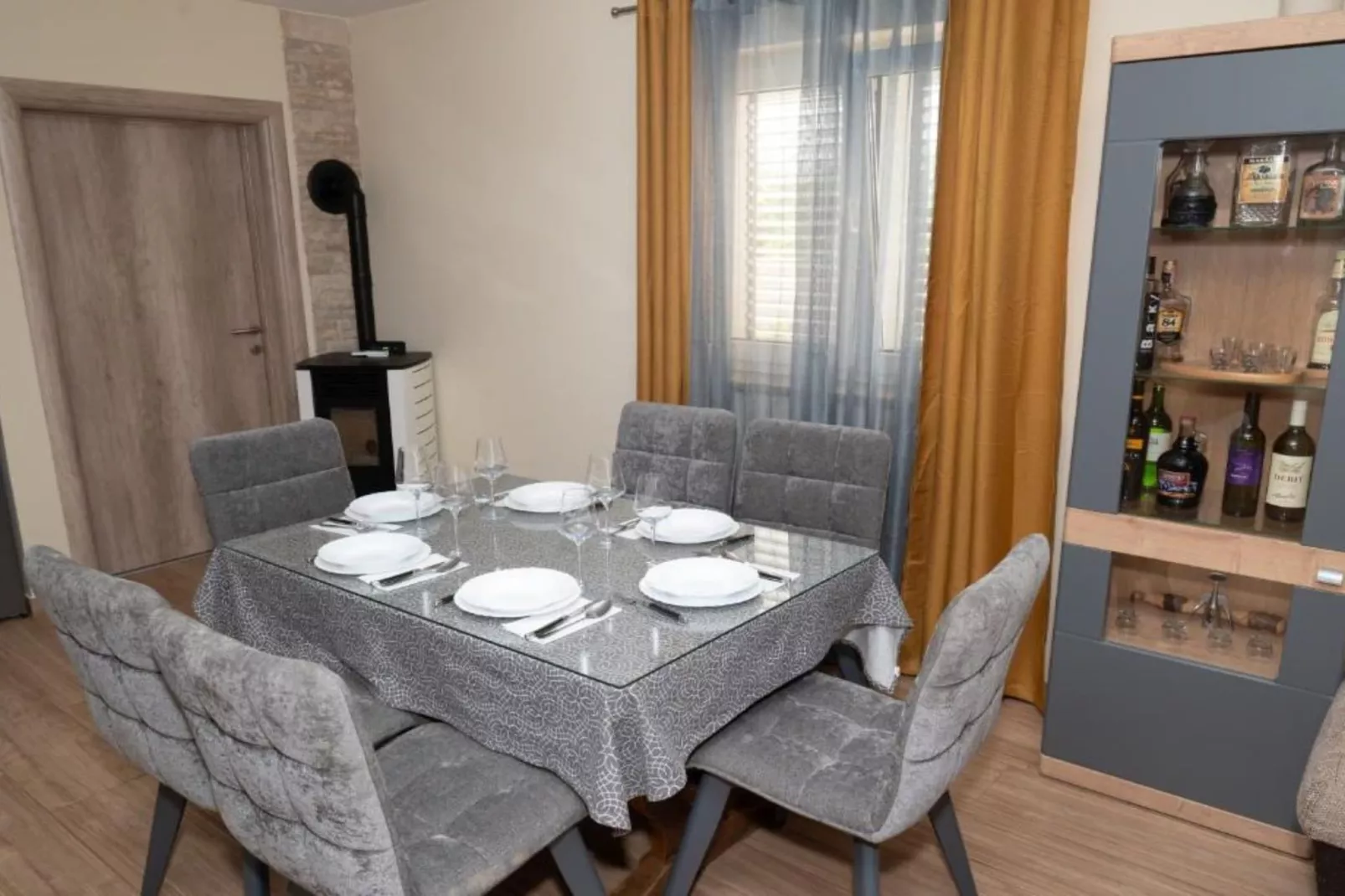 Five Bedroom Villa With Pool-Esszimmer