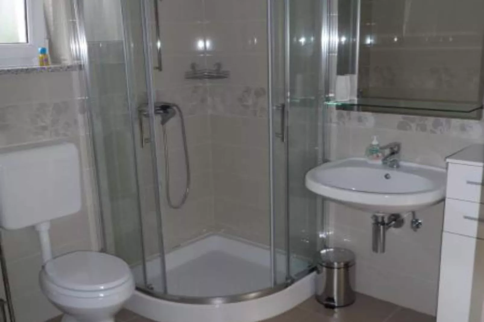 Cozy One Bedroom Apartment with Terrace - One Bedroom Apartment-Salle de bain