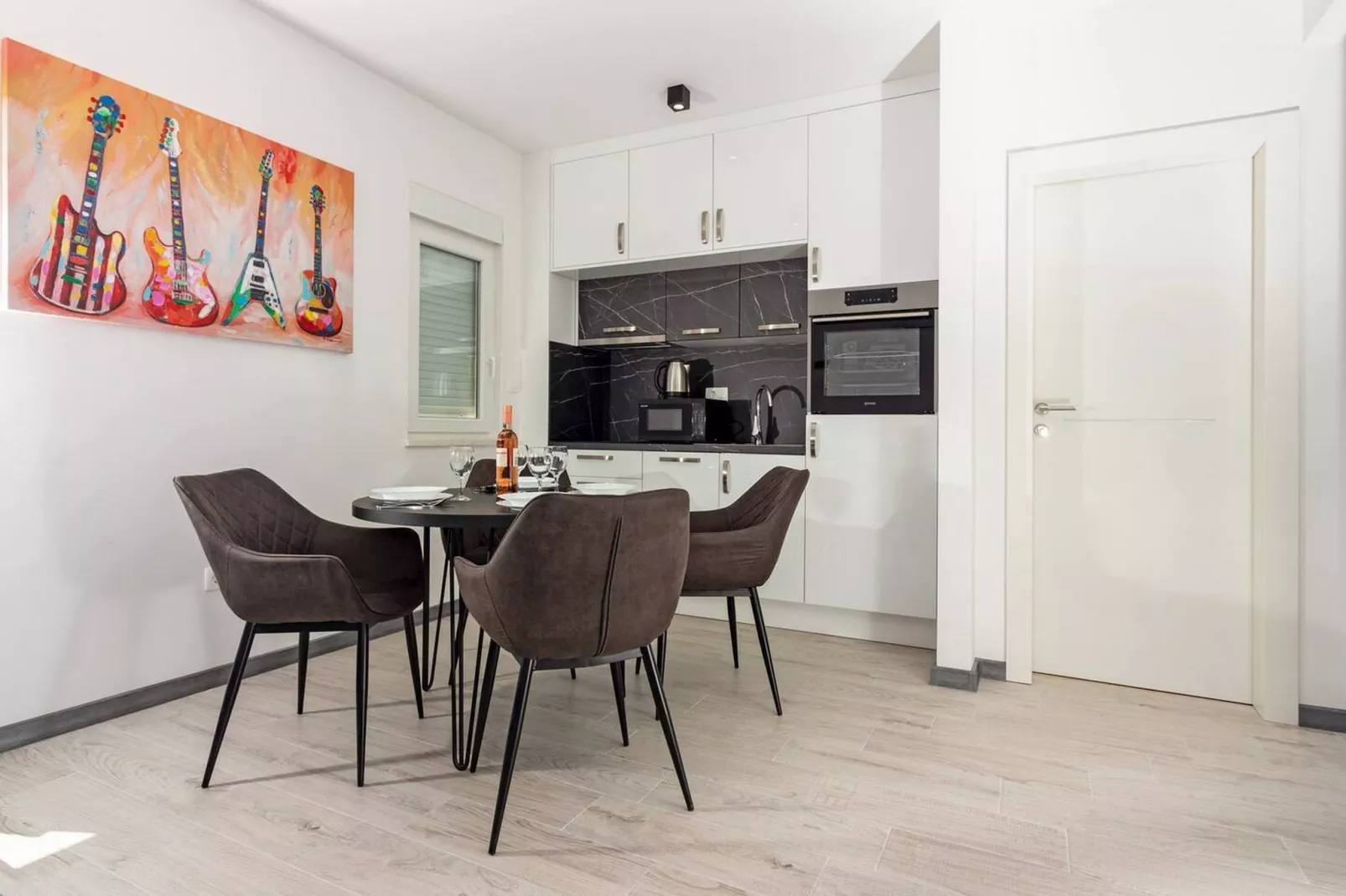 Modern Apartments with Private Balcony - Premium One Bedroom Apartment (Owner S2)-Salle à manger
