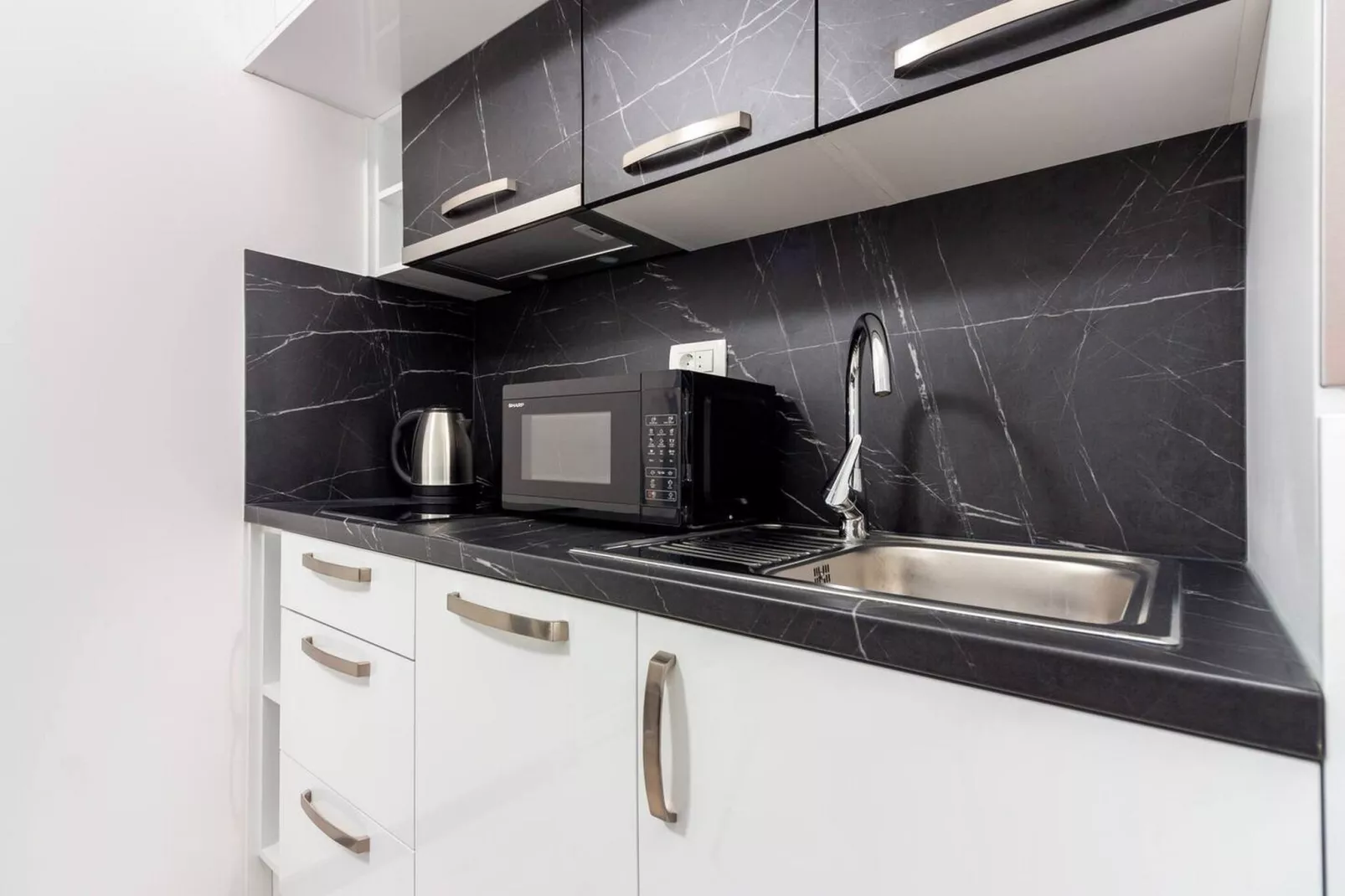 Modern Apartments with Private Balcony - Deluxe One Bedroom Apartment (Owner S3)-Cuisine