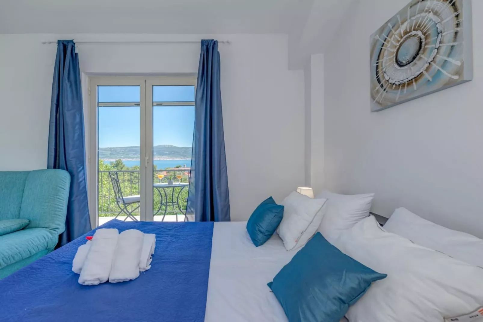 Seaside Getaway Holiday Home with Patio Slatine - Three Bedroom Holiday Home-Chambre