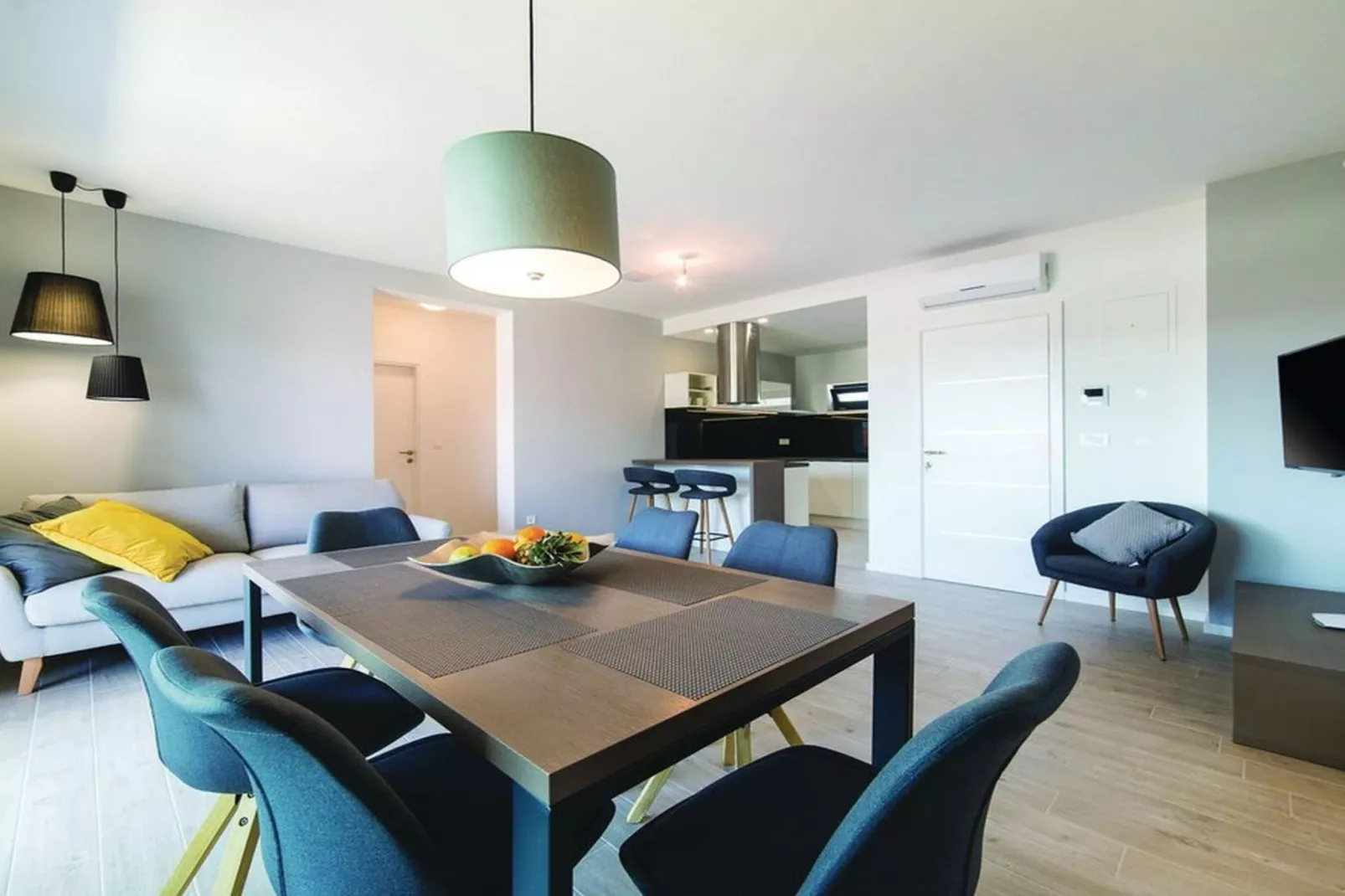 Modern Kastel Villa with Private Pool, Gym, and Large Outdoor Space - Eight Bedroom Villa-Salle à manger