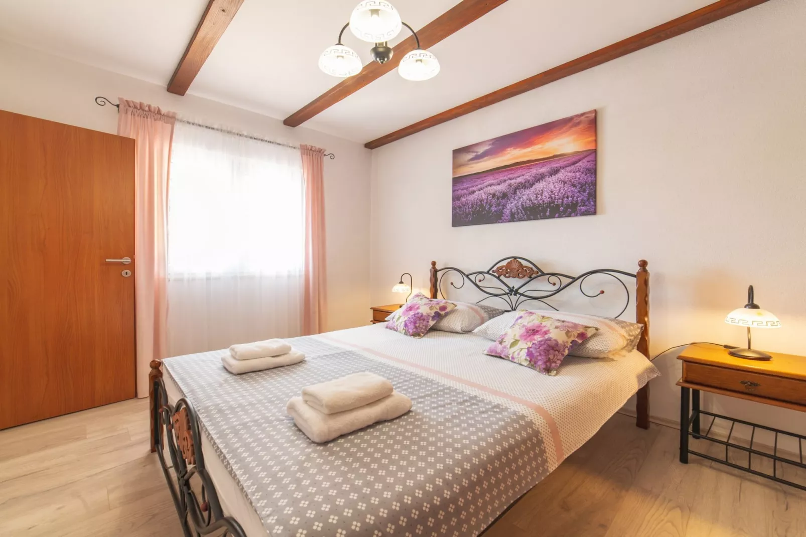 Serene Retreat Holiday Home with Pool - Two Bedroom Holiday Home with Pool-Chambre