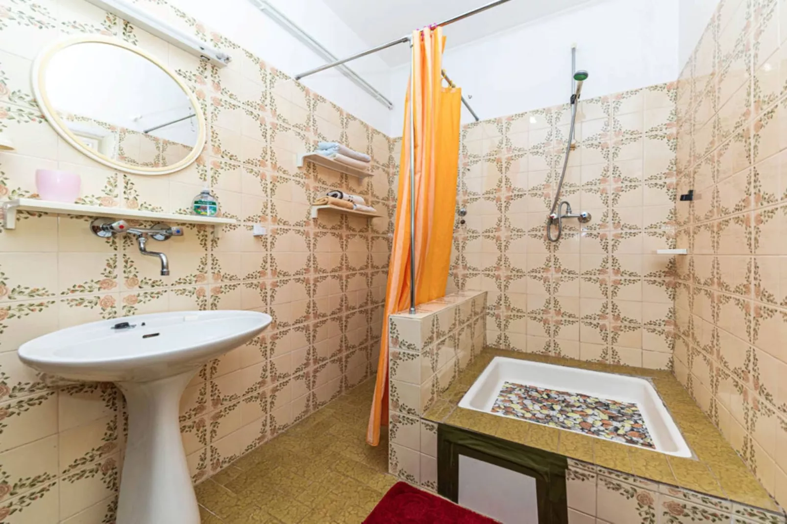 Holiday Home by the Sea with Terrace & Ocean Views on Čiovo - Two Bedroom Holiday Home-Badezimmer