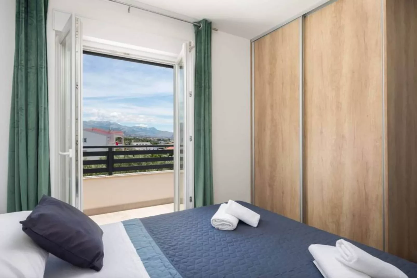 Shimmering Sea Apartment with Terrace - Four Bedroom Apartment with Terrace