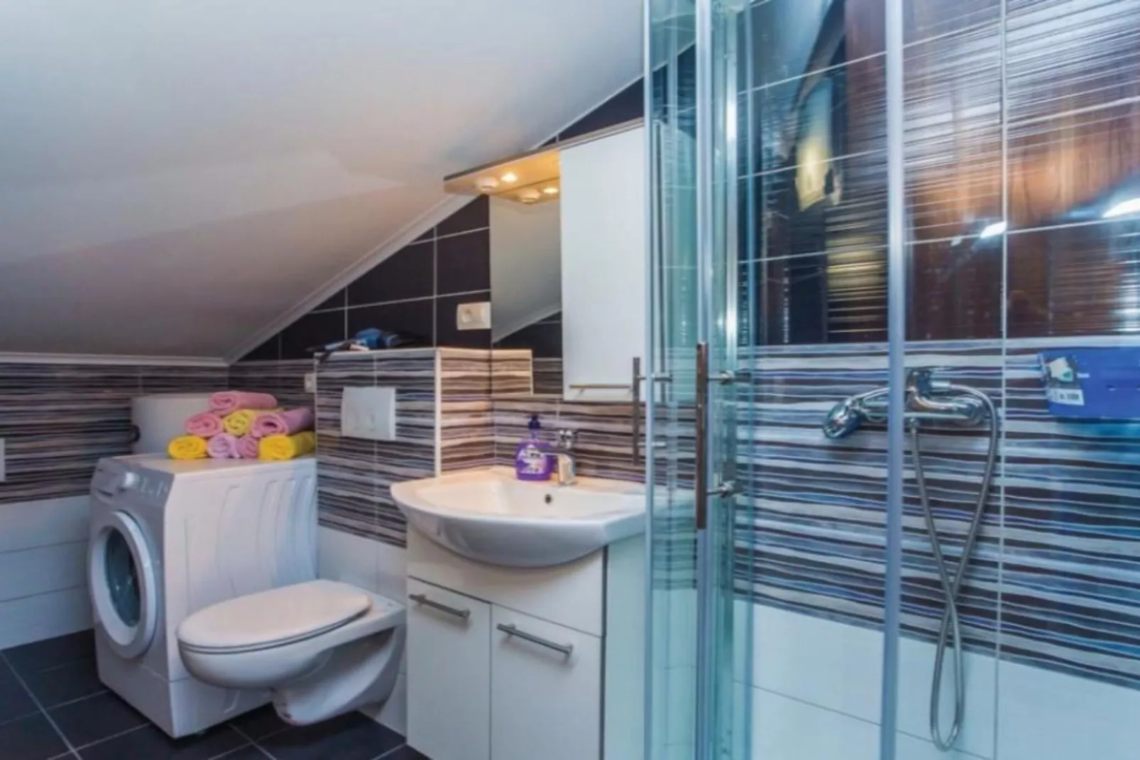 Apartments Grljusic - One Bedroom Apartment 208-Badezimmer