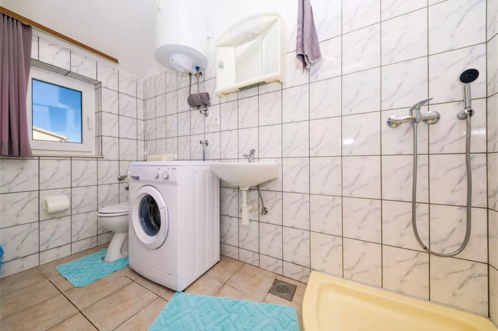 Trogir Comfortable Apartment with Terrace - Two Bedroom Apartment with Terrace-Badezimmer