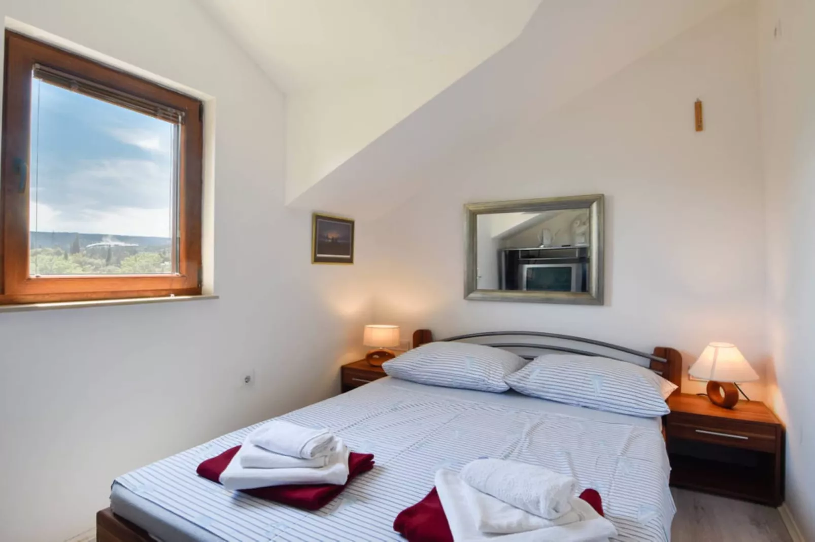 Peaceful Island Haven with Pool, BBQ & Games Area - Four Bedroom Holiday Home-Chambre
