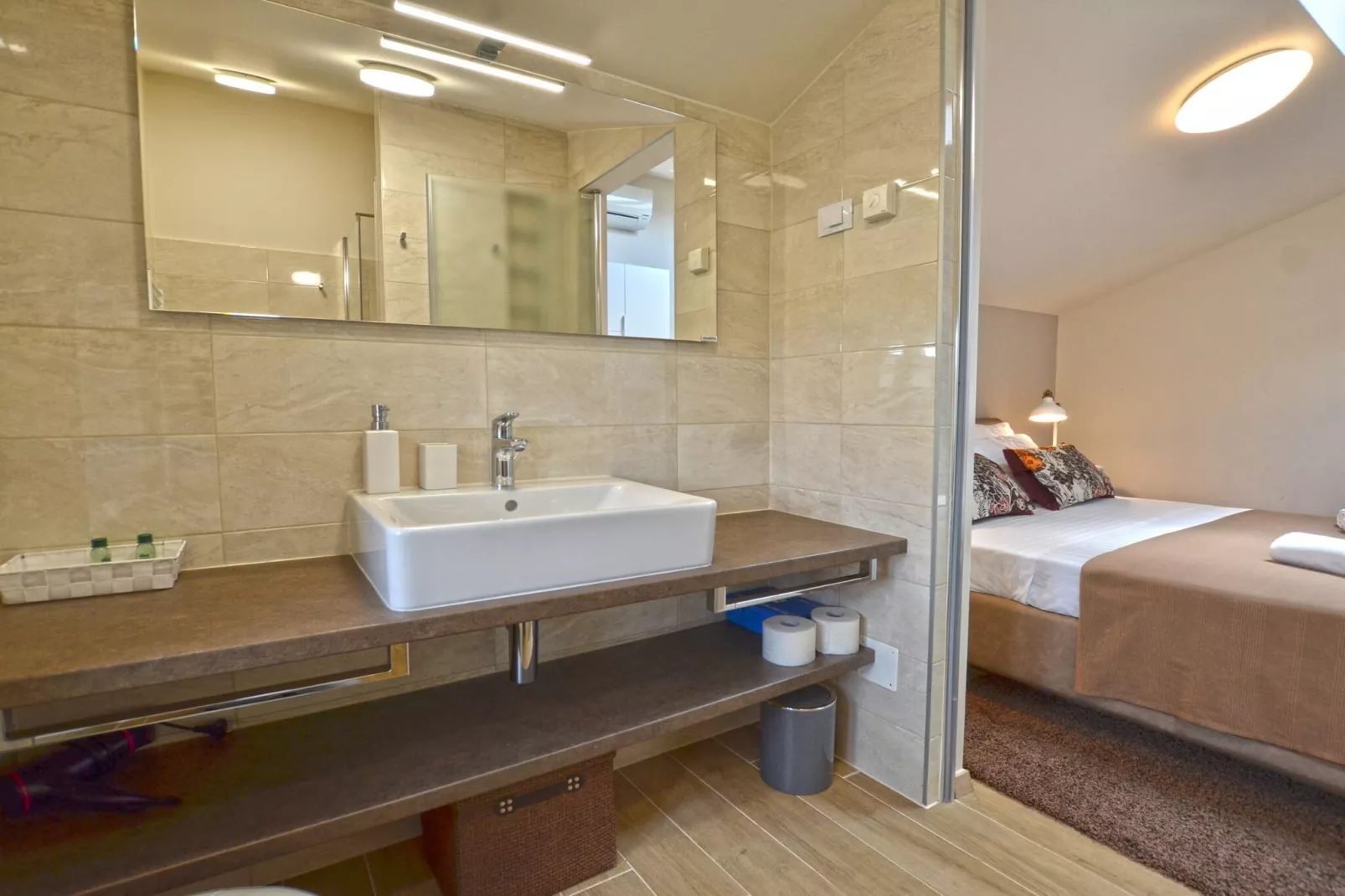 Tranquil Getaway with Shared Pool in Bale - One Bedroom Apartment-Bathroom
