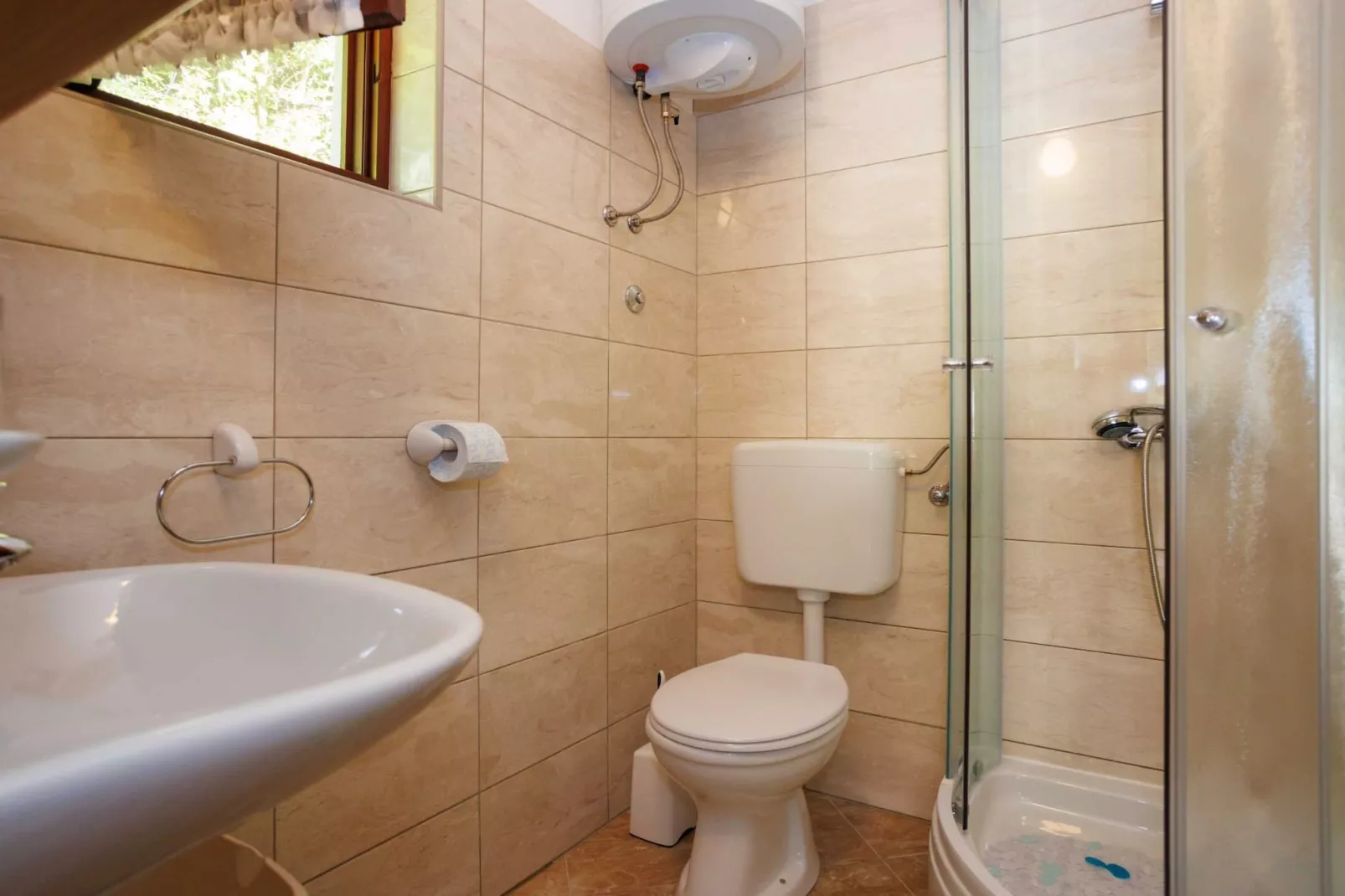 Beachfront Cozy Krk Apartment with Balcony - One Bedroom Apartment with Balcony-Bathroom