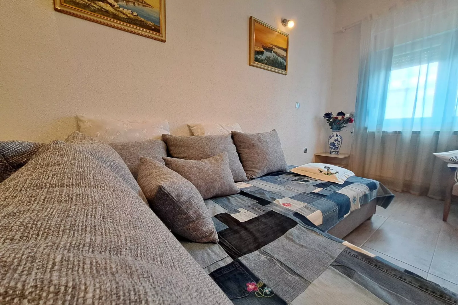 Spacious Urban Retreat Apartment with Terrace - Two Bedroom Apartment with Terrace-Salon
