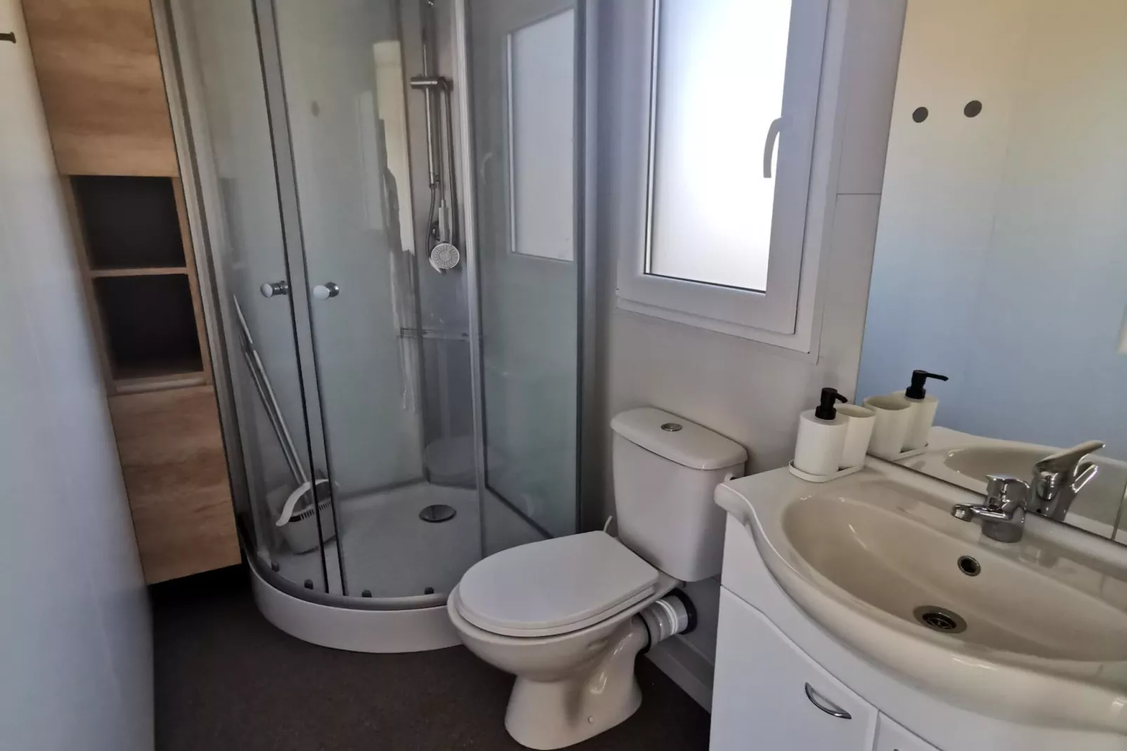 Comfort Two Bedroom Mobile Homes Pirovac - Standard Two Bedroom Mobile Home with Sea View and Terrace-Badezimmer