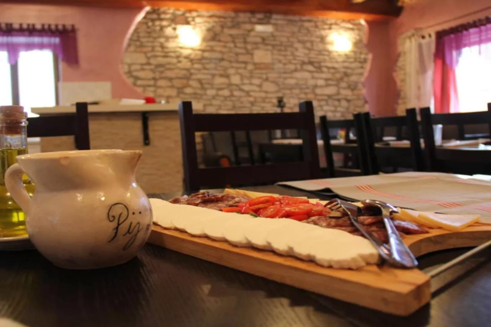 Authentic Istrian Holiday Home for Unforgettable Stays - Three Bedroom Holiday Home with Private Pool-Salle à manger