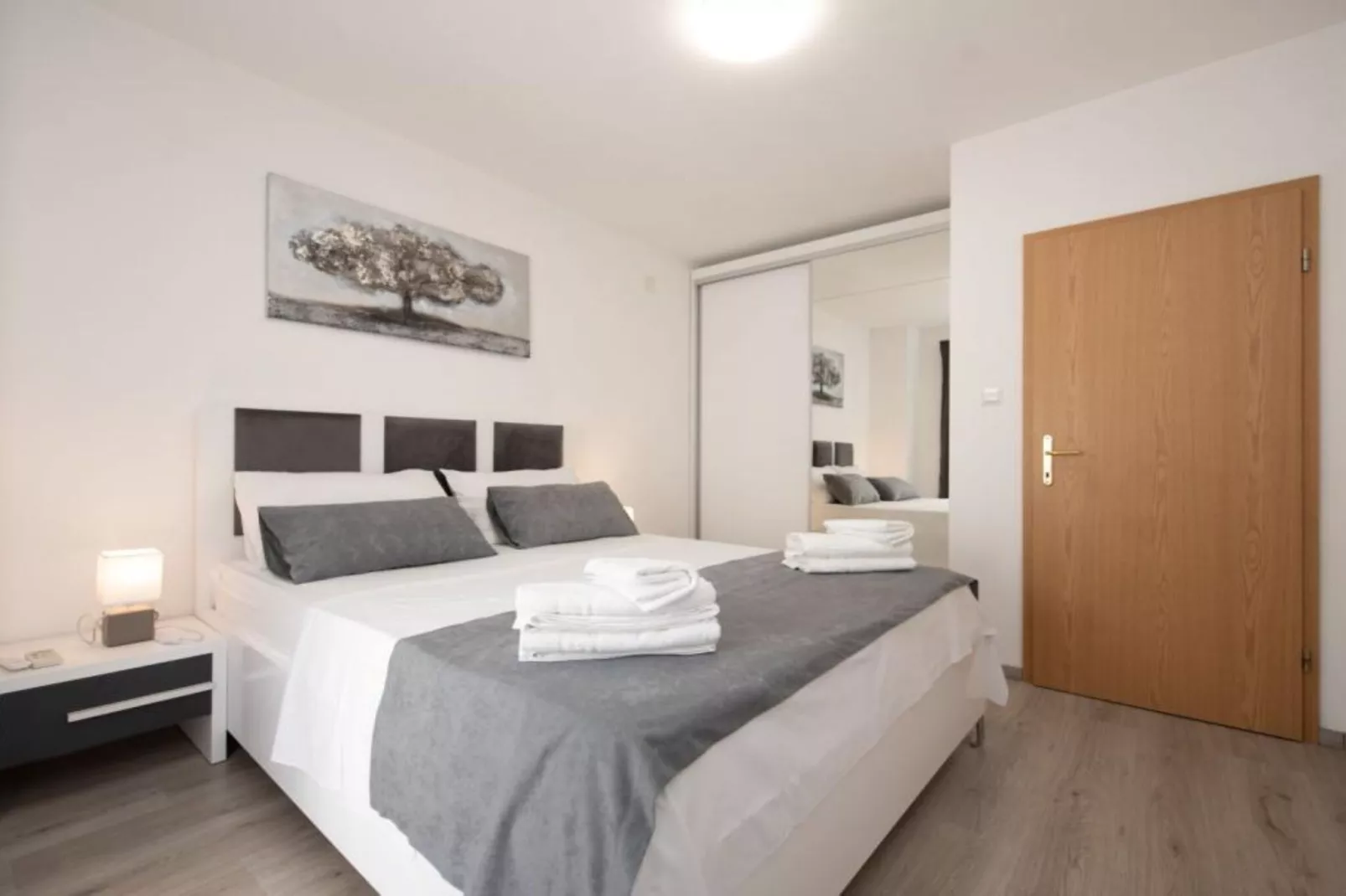 Villa Tomi - Comfort One Bedroom Apartment (11)-Bedroom