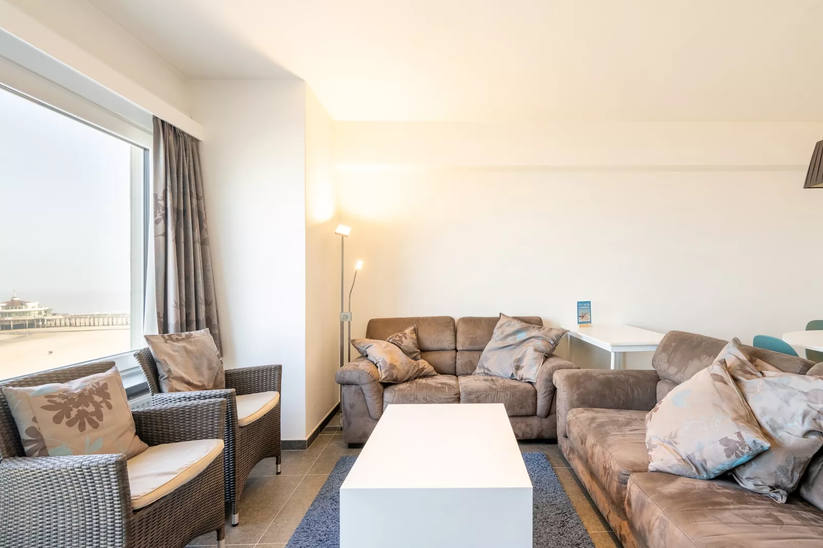 STRAND 8A-Living room