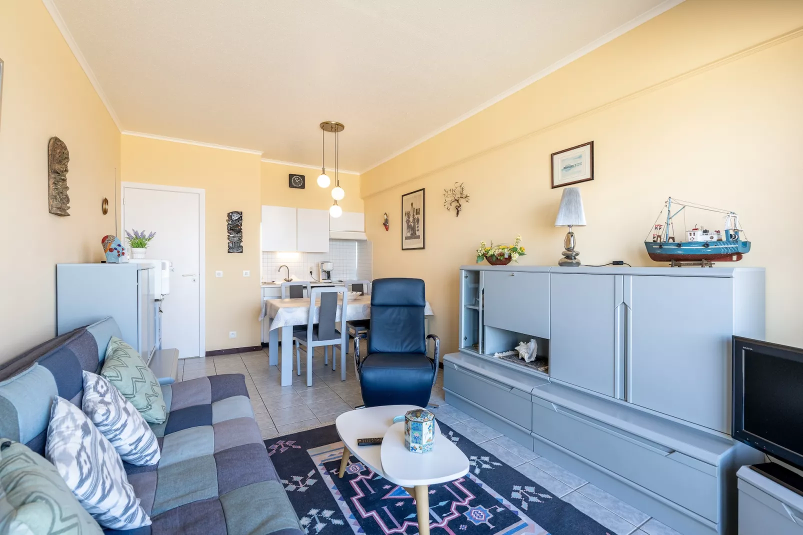 MALIBU BEACH III 7C-Living room