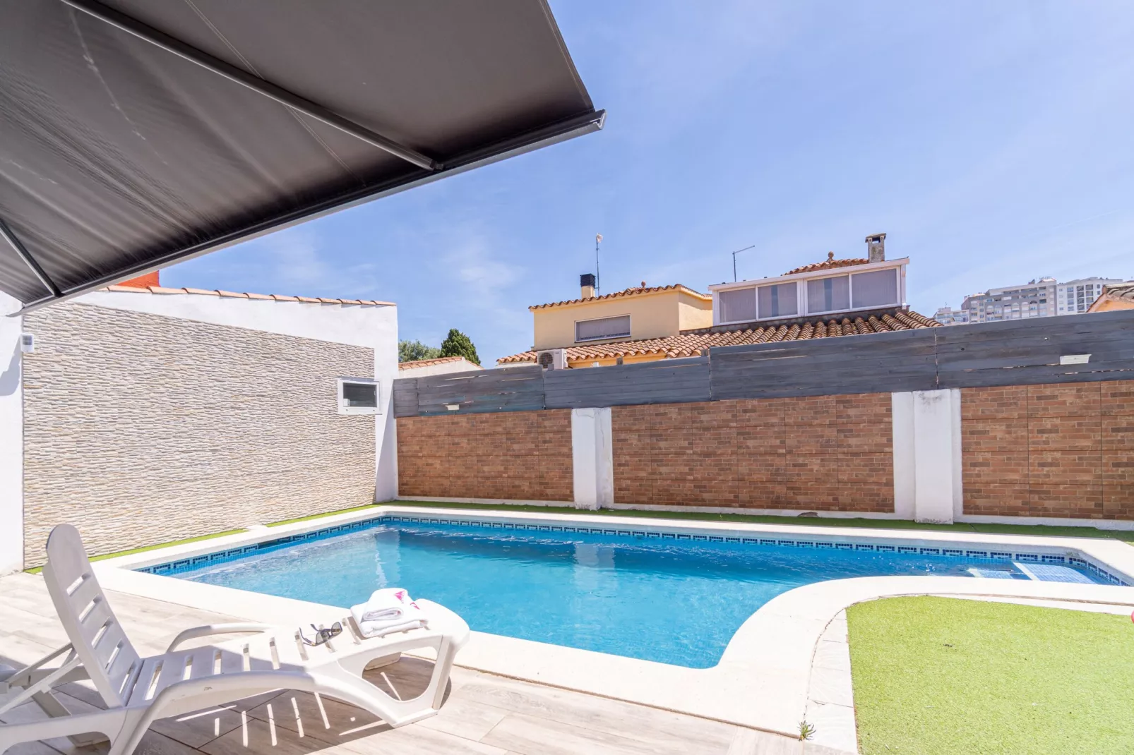 0125-MONTGRI 18-Swimming pool