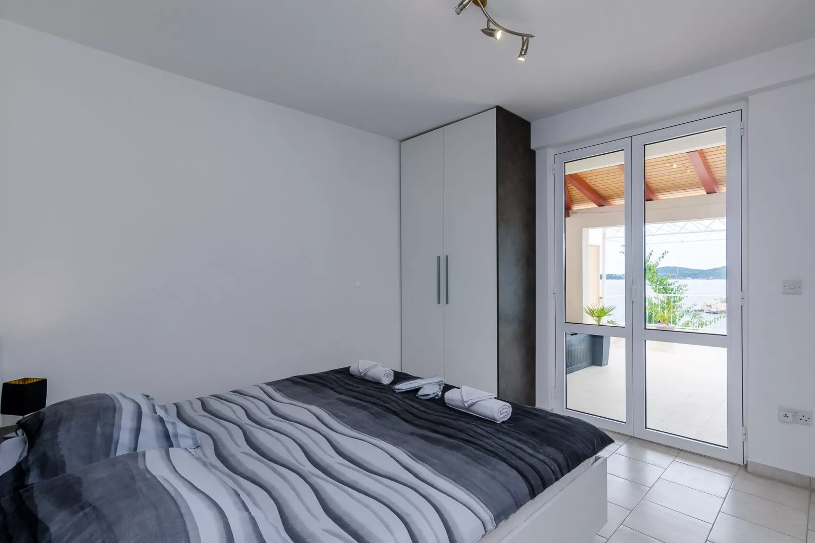 Apartment Franceska -Two-Bedroom Apartment with Terrace and Sea View-Chambre
