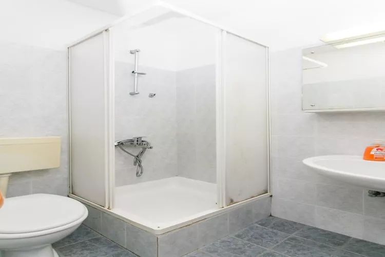 Guest House Zec -  Double or Twin Room with Balcony-Badezimmer