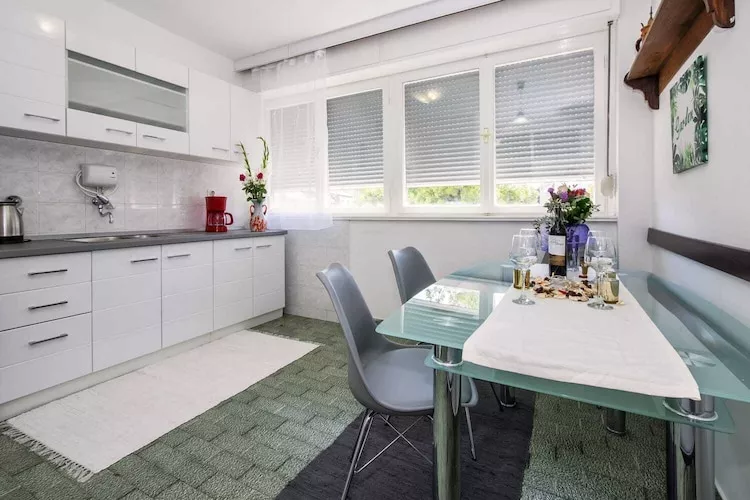 Luxury Split Center Apartment - Two Bedroom Apartment with Balcony-Cuisine