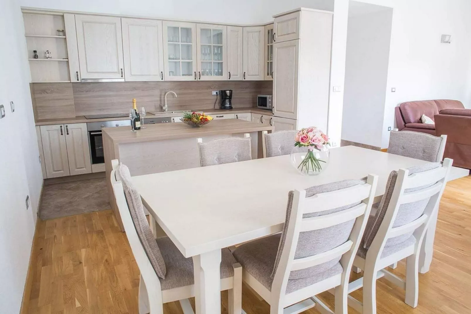 Holiday Home J&D No.2-Nine Bedroom House with Pool-Cuisine