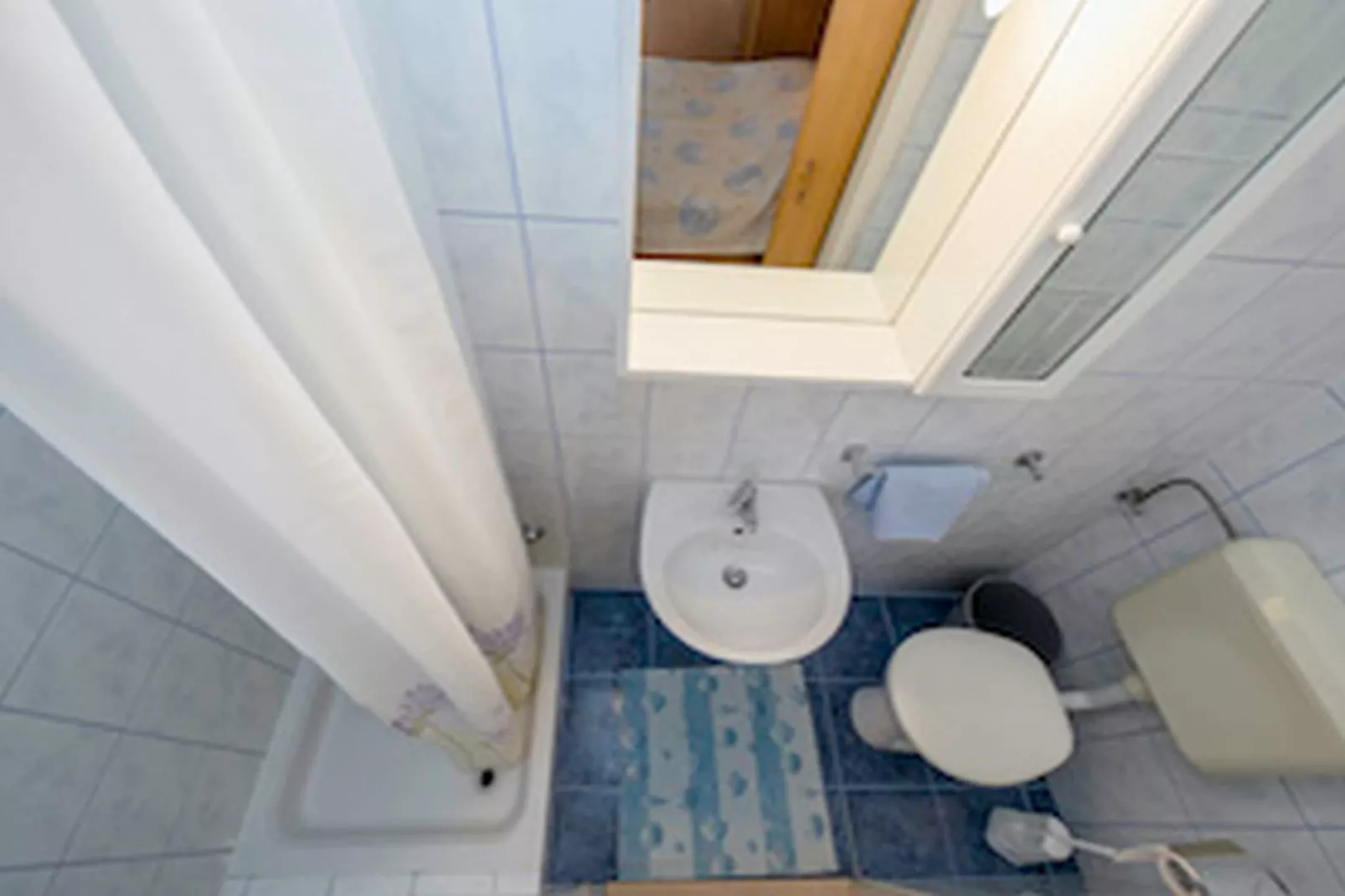 Apartments & Rooms Green Bay - Double Room with Balcony and Sea View (Room 2)-Badezimmer