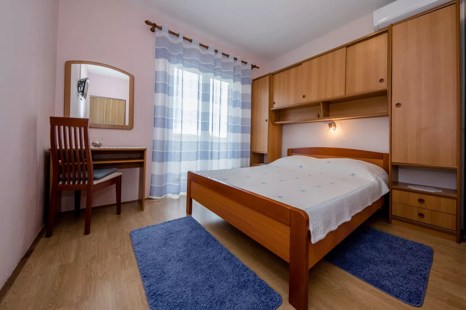 Apartments & Rooms Green Bay - Double Room with Balcony and Sea View (Room 1)-Schlafzimmer