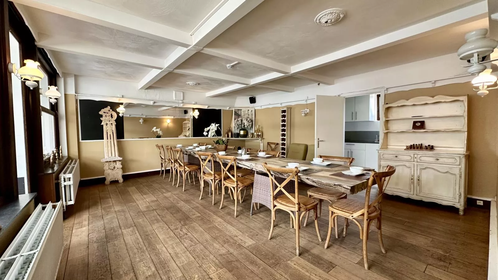Aux Berges du Lac-Dining room