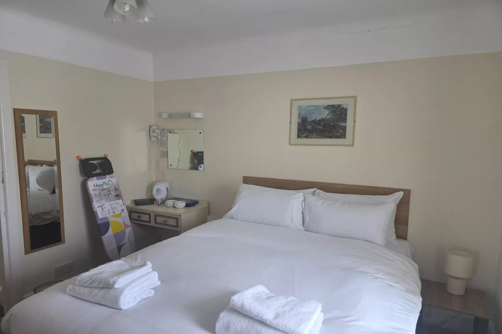 Russel Double Room-Schlafzimmer