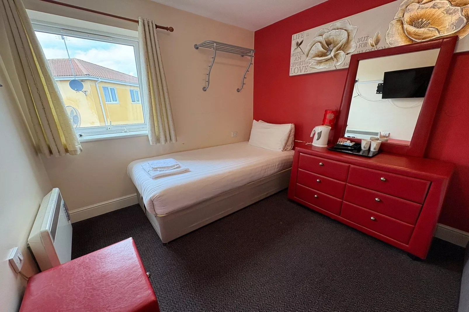 GO2 Gloucester Hotel by OYO  Twin Room-Bedroom