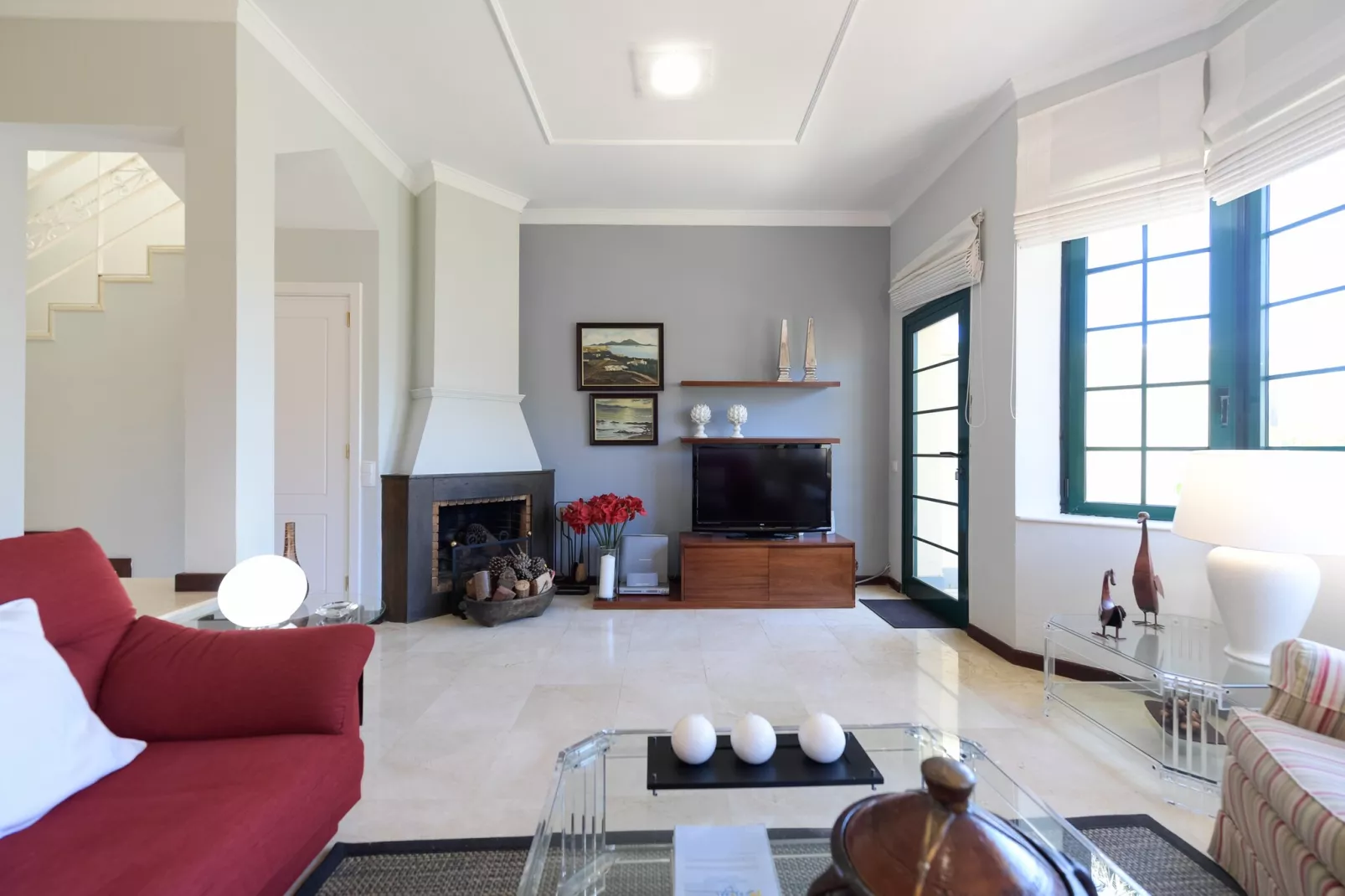 House with cozy garden BBQ and free parking-Living room