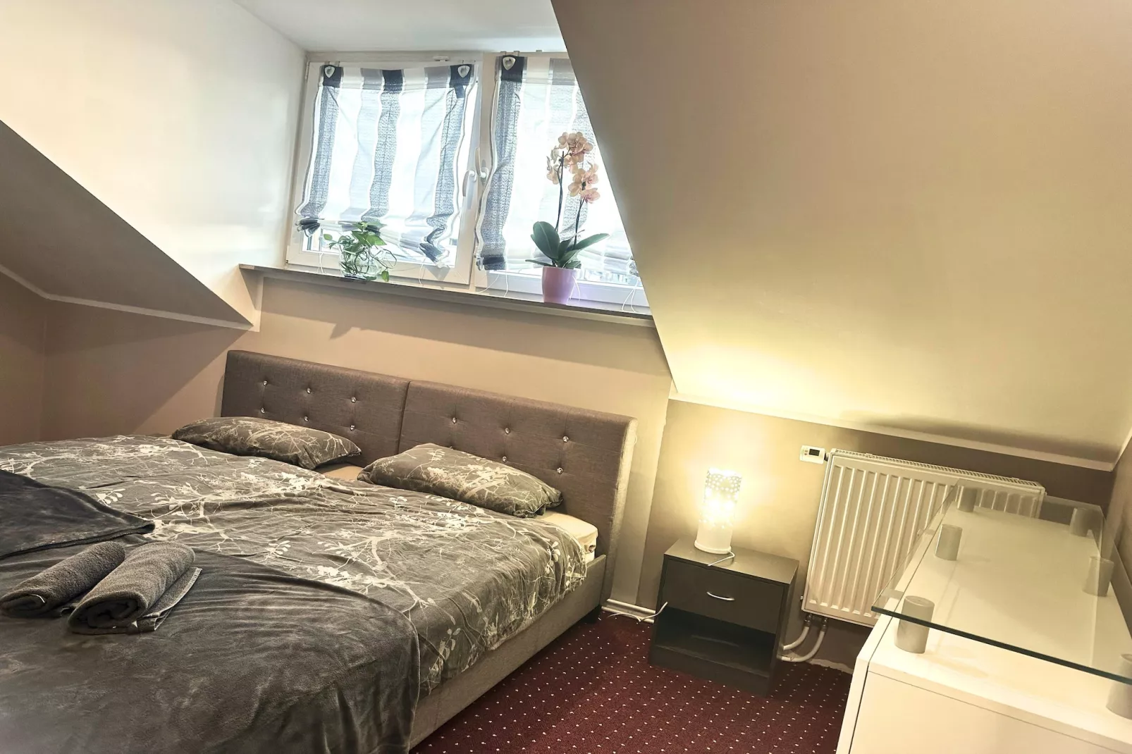 F002 Apartment mit Schlafzimmer DG-Chambre
