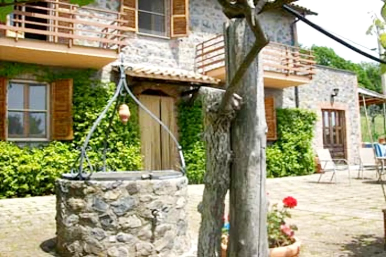 Casale Citerno-Exterior in summer