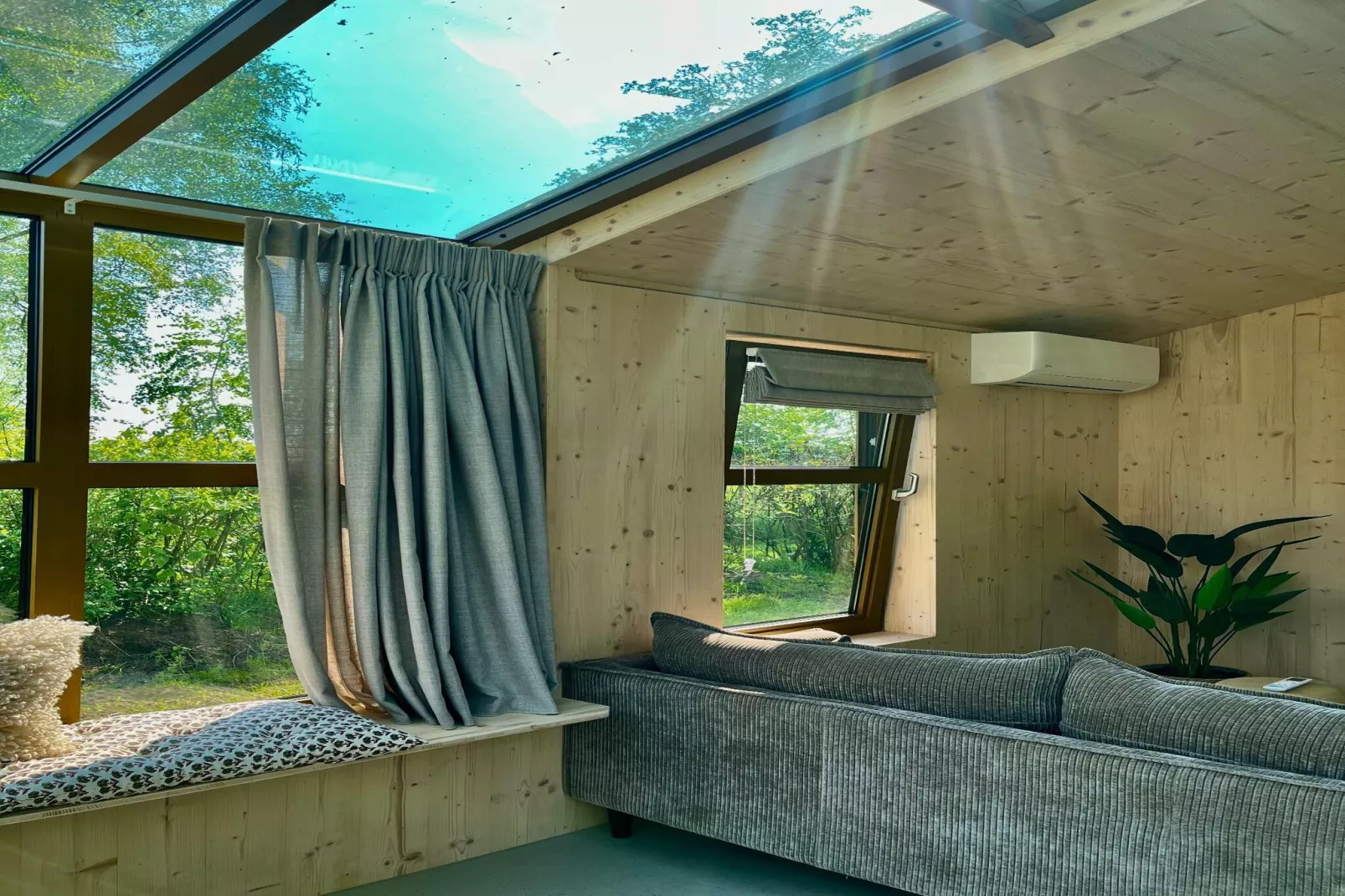 Groepsaccommodatie + 4 large greenhouses (36 personen)-Living room