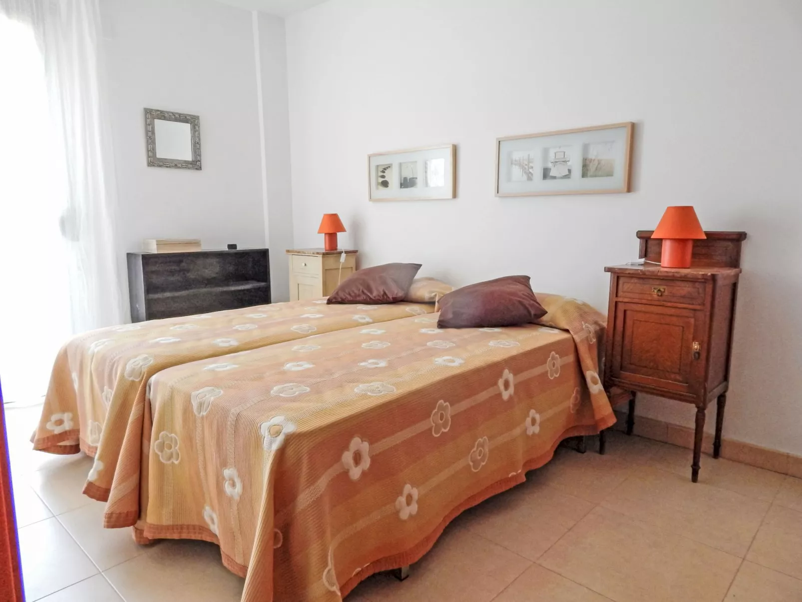 La Platja-Inside