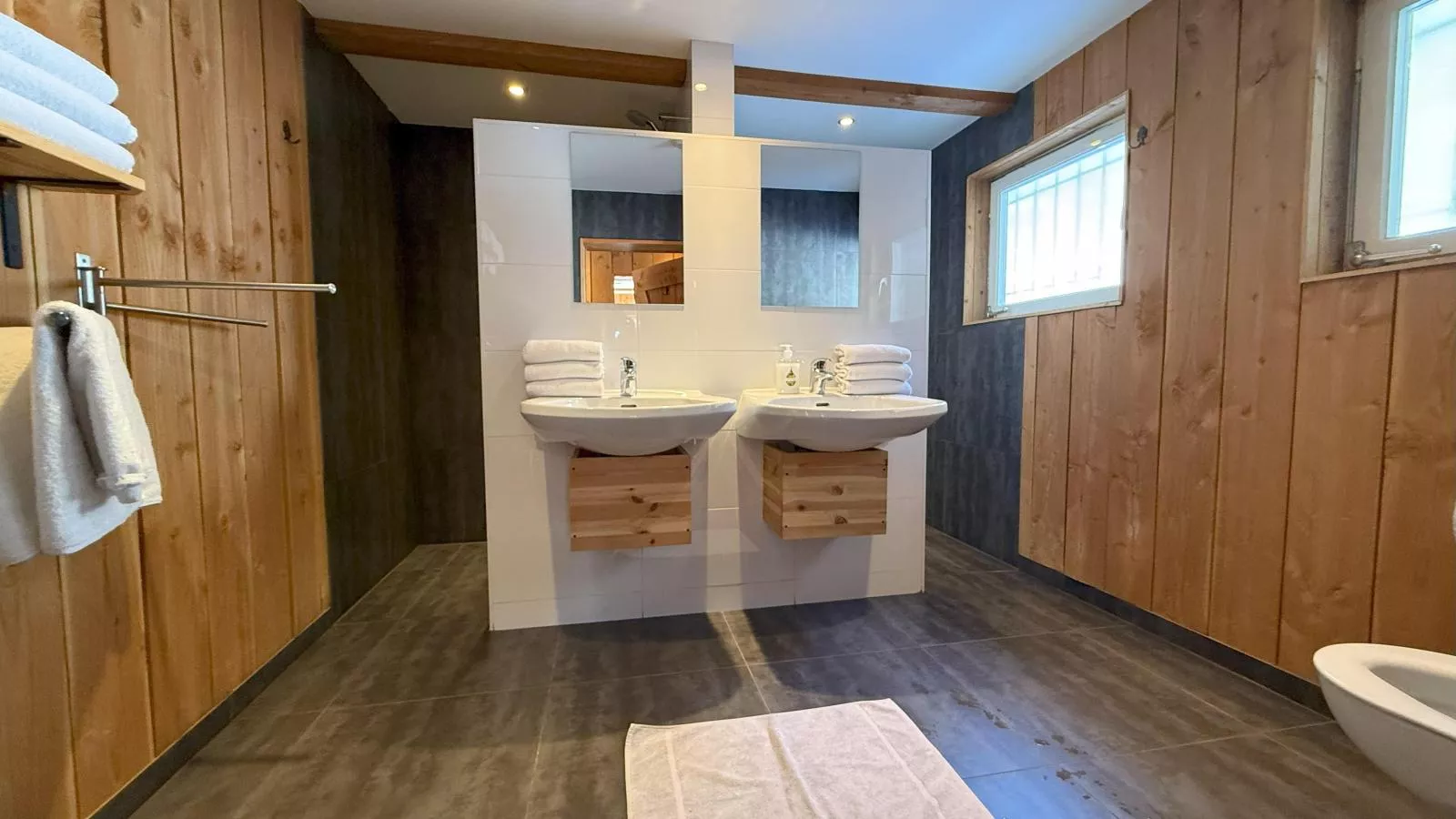 Carmaliva-Bathroom