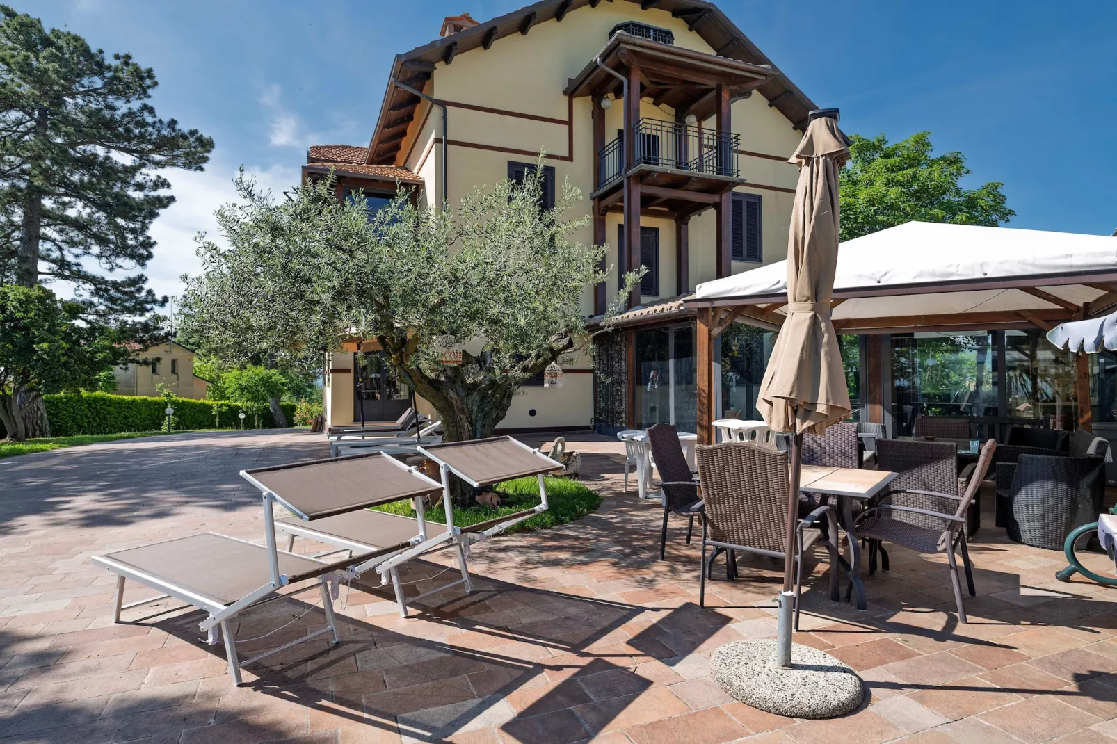 Bella Epoque-Exterior in summer