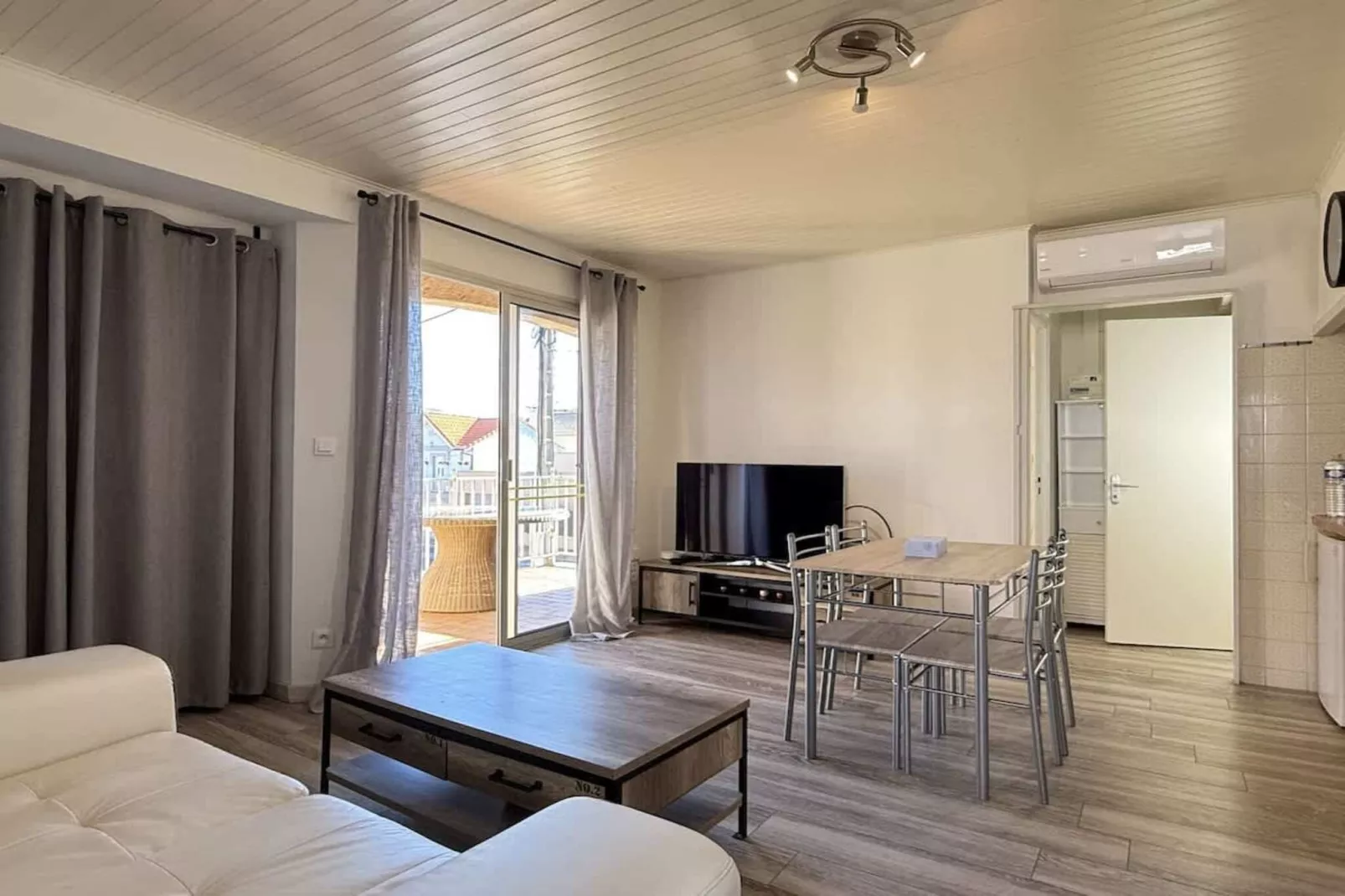 59 Cyril flore-Dining room