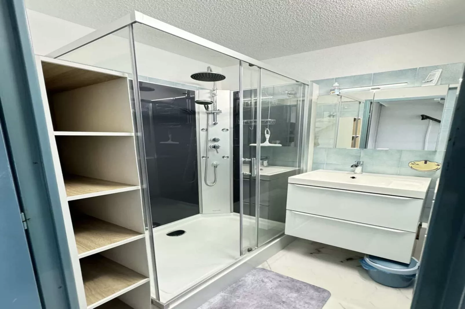 49 Vue sur la Ville-Bathroom