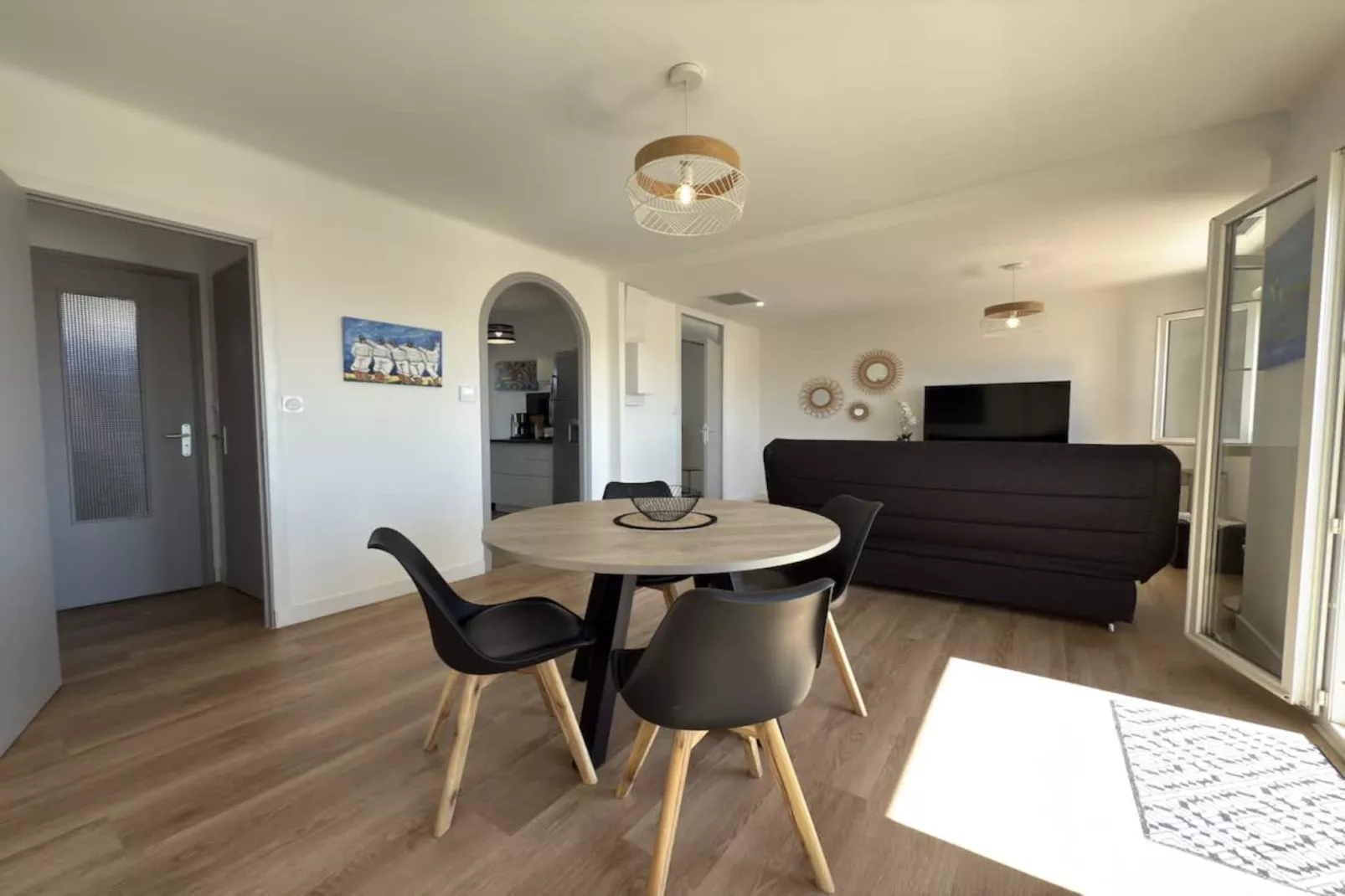 24 Balcon sur la Méd-Dining room
