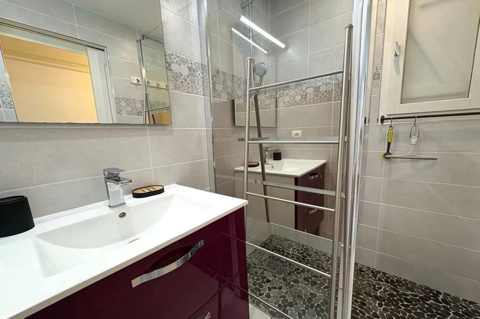 109 ZINE-Bathroom