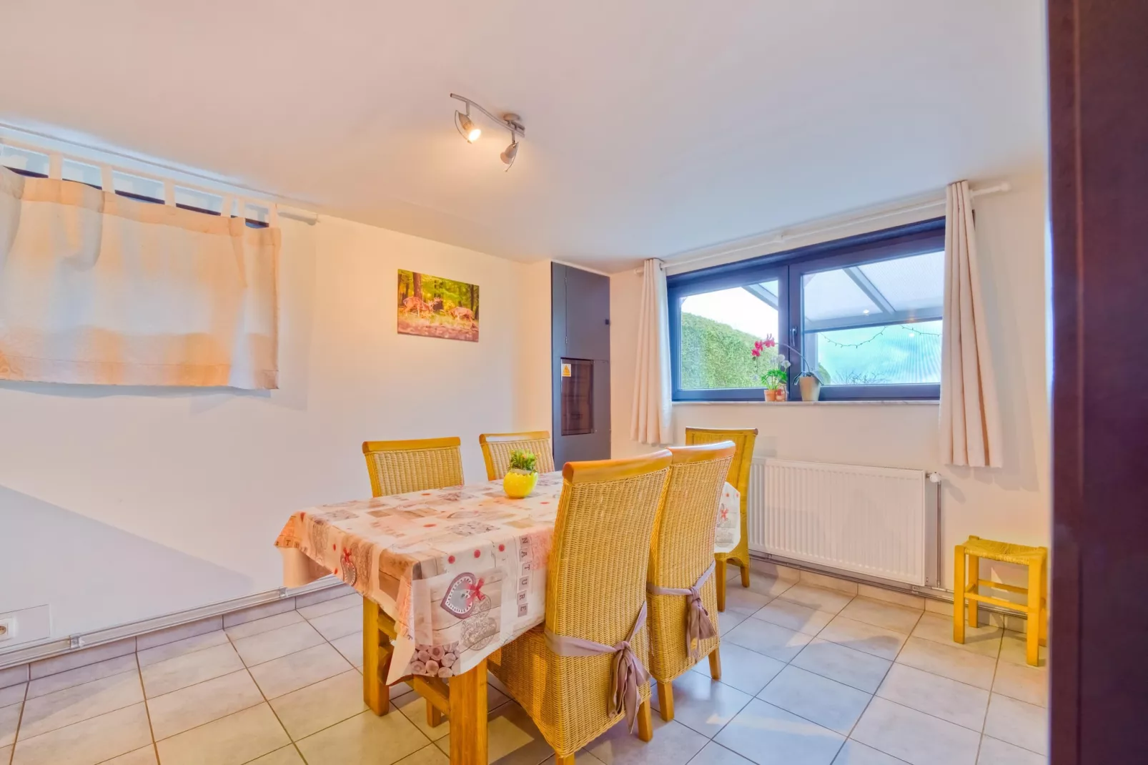 Très belle habitation à Lierneux pour 5 adultes-Salle à manger